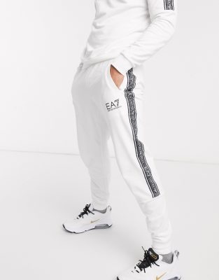 ea7 tracksuit hvid