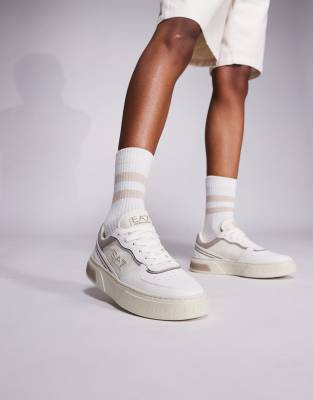 Armani - EA7 - Sneaker in Weiß und Beige mit Logo