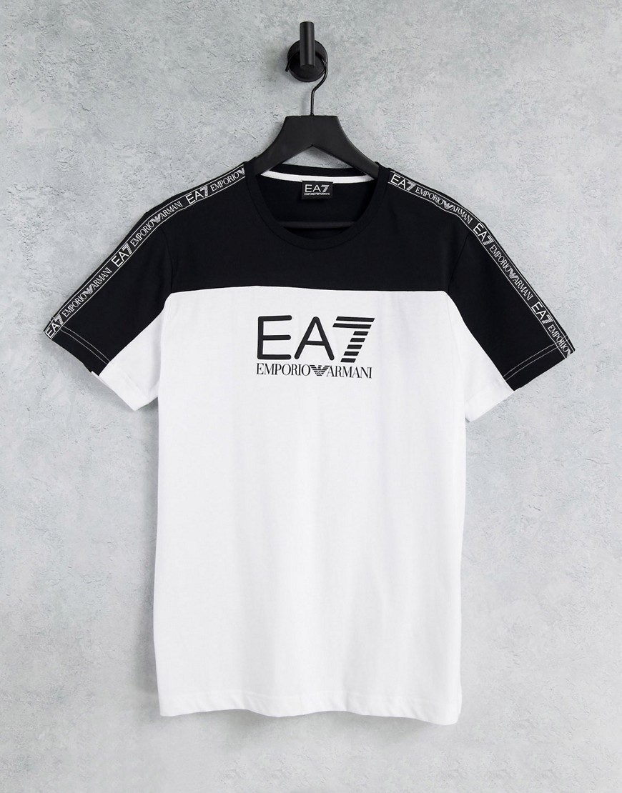 Armani - EA7 - T-shirt med farveblok og bånd på ærmerne i hvid