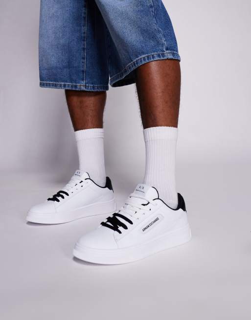 Armani Exchange – Biało-czarne buty sportowe na grubej podeszwie z logo