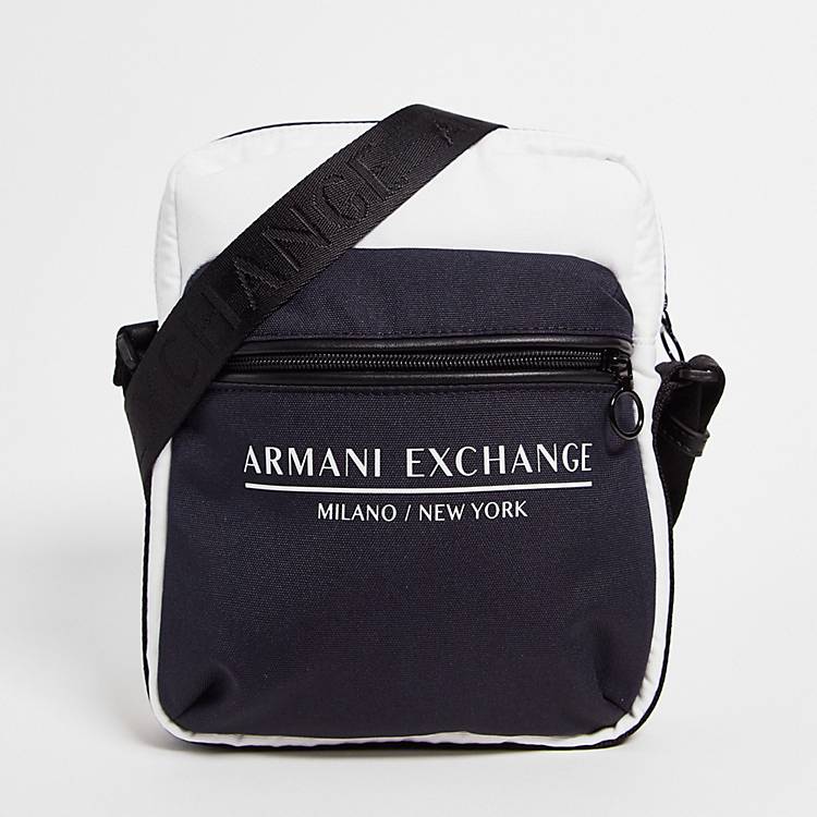 Intiem Huh Norm Armani Exchange - Crossbody tas met logo in wit/marineblauw | ASOS