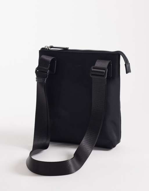 Armani Exchange crossbody-väska i svart, 4 av 4