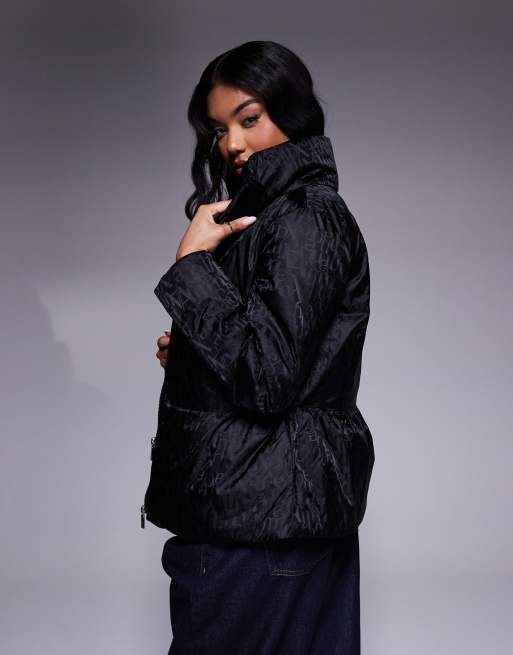 Armani Exchange – Czarny ocieplany płaszcz ze wzorem logo na całej powierzchni, 3 z 4