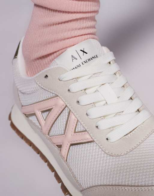 Armani Exchange – Gräddvita och rosa träningsskor i mockamix med logga, 4 av 5