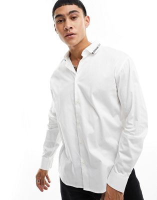 Armani Exchange logo tipped knit collar cotton poplin shirt in off white