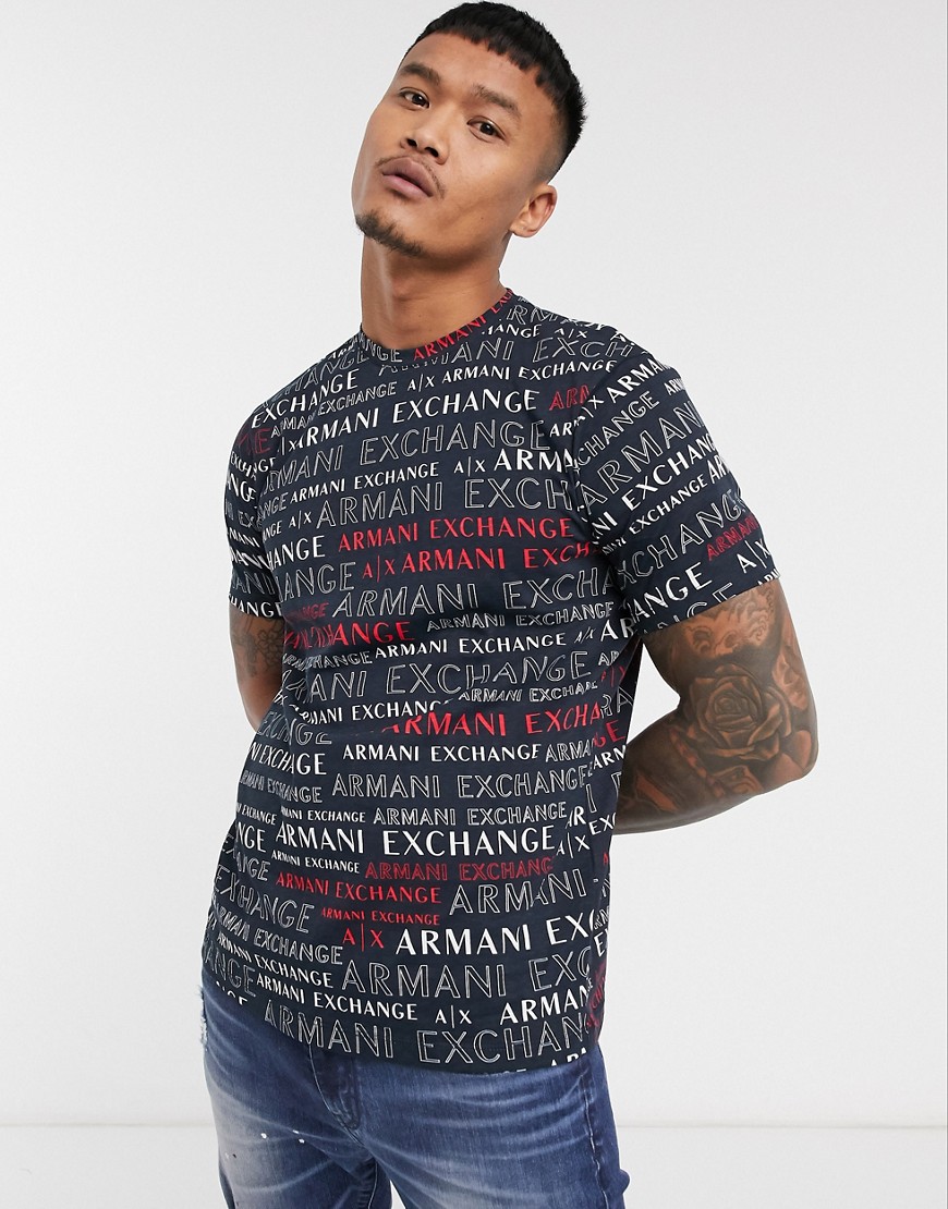 Armani Exchange – Marinblå t-shirt med heltäckande textmönster