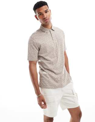 Armani Exchange – Polohemd in Beige mit durchgehendem, farblich passendem Schriftzug-Print