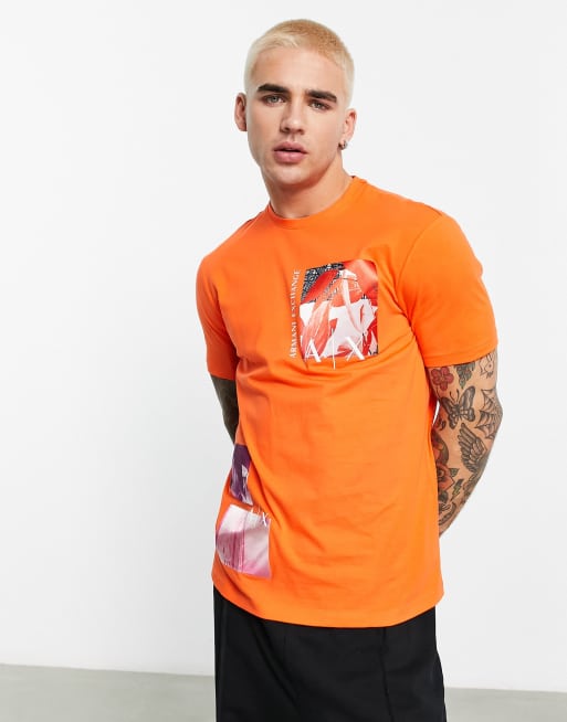 Armani Exchange – Pomarańczowy T-shirt z nadrukiem