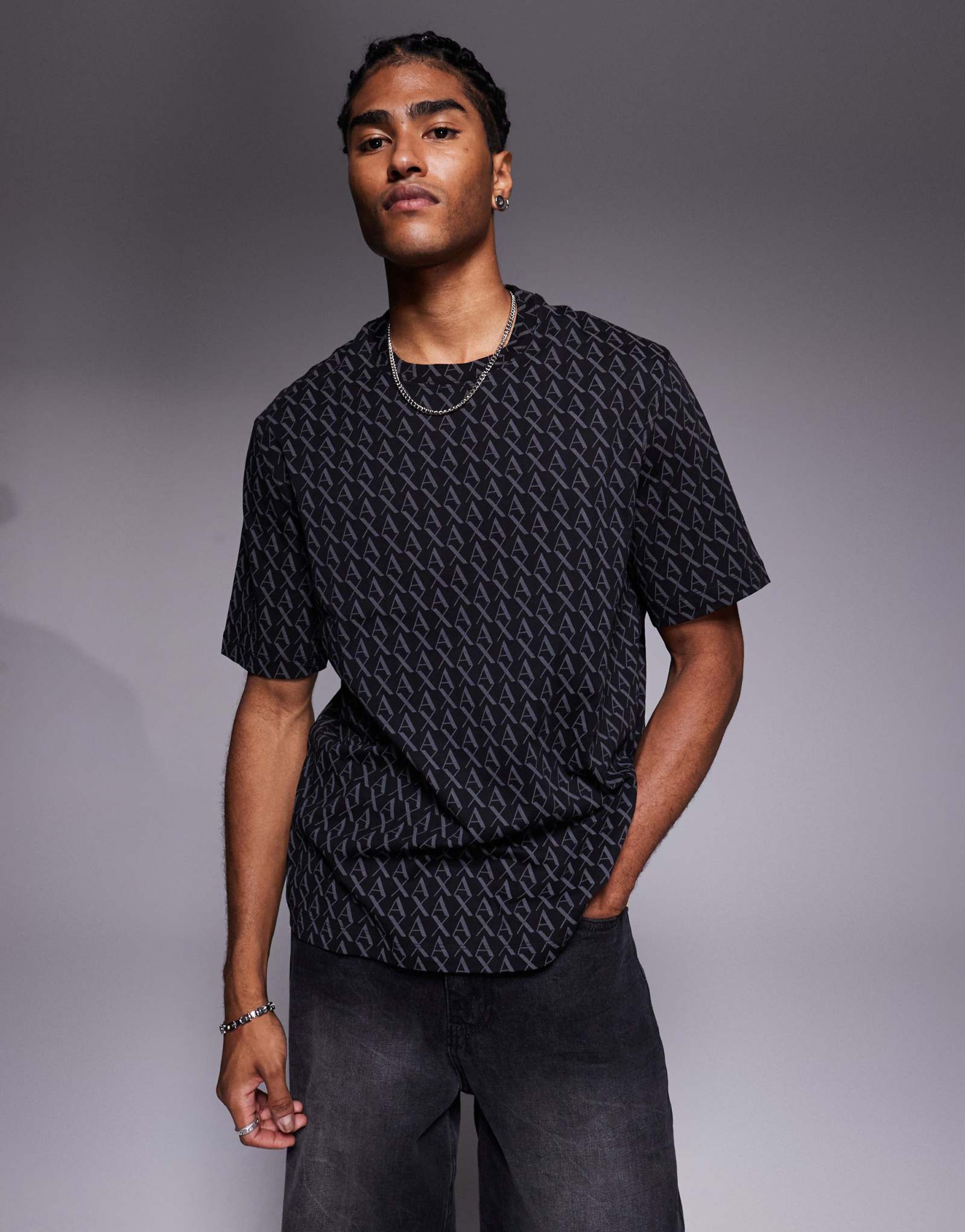 Черная футболка Armani Exchange с коротким рукавом и логотипом по всему телу