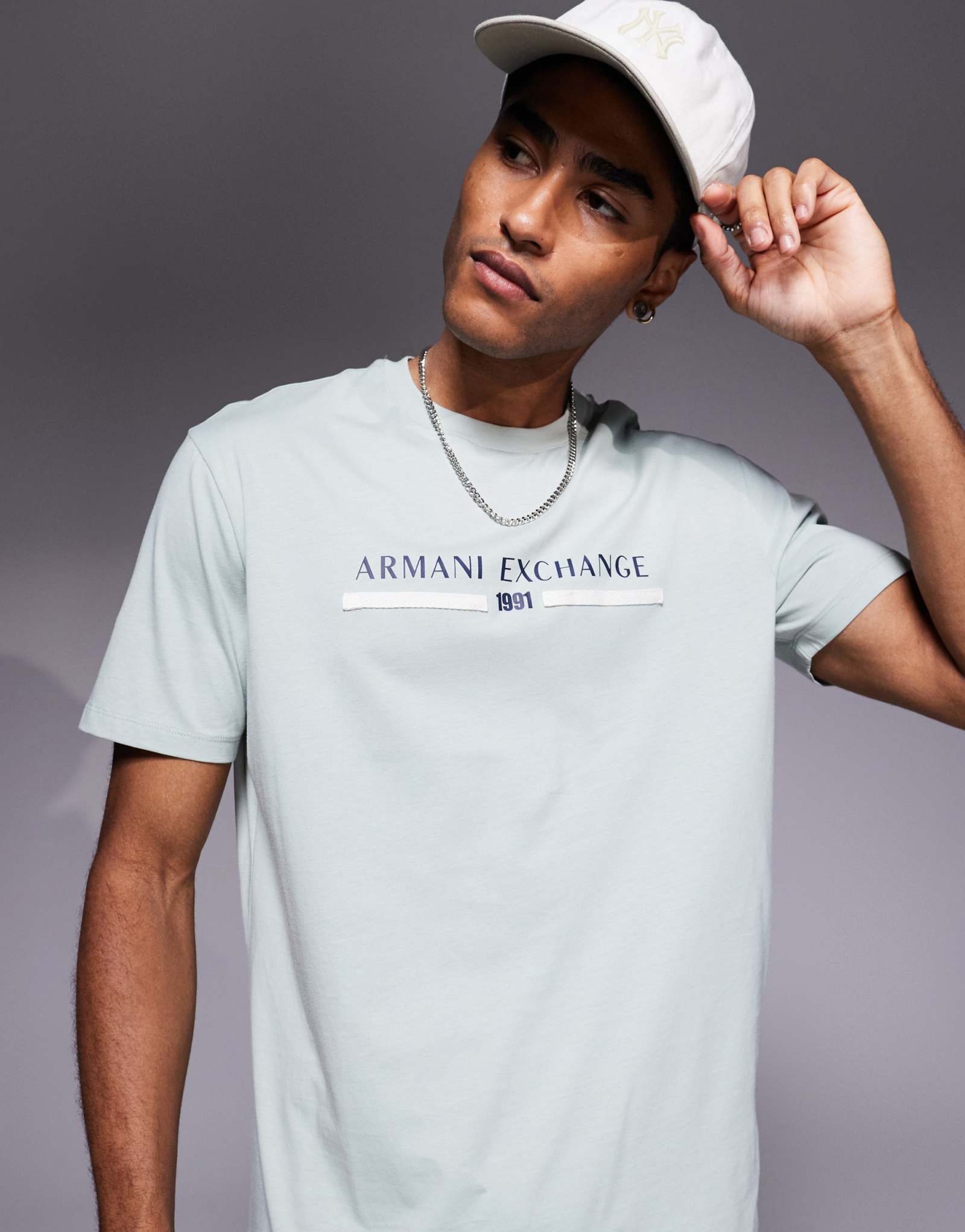 Футболка Armani Exchange с коротким рукавом и центральным логотипом темно-зеленого цвета