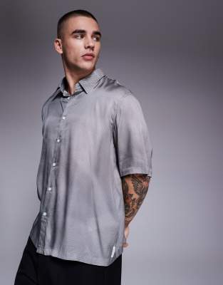 short sleeve printed shirt in gray