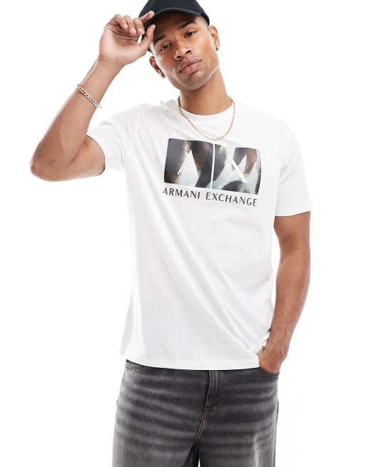 Armani Exchange – T-Shirt in Weiß mit Logoprint in Camouflage-Optik auf der Brust, 2 von 4