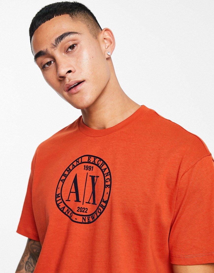 armani exchange - t-shirt med rundt logo i orange
