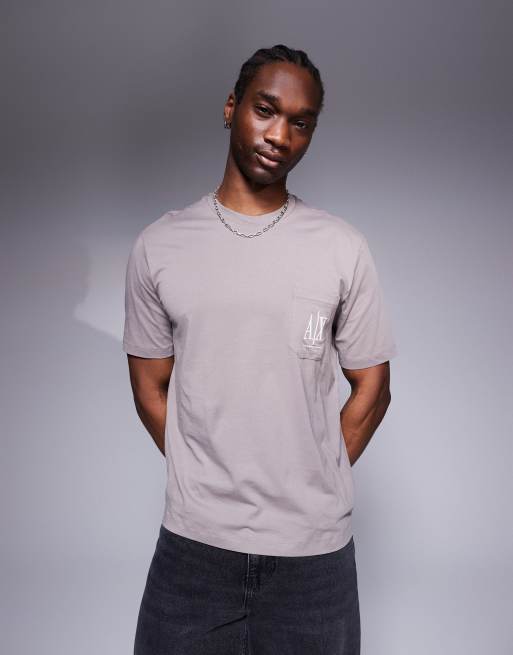 Armani Exchange - T-shirt met logo op de zak in bruin