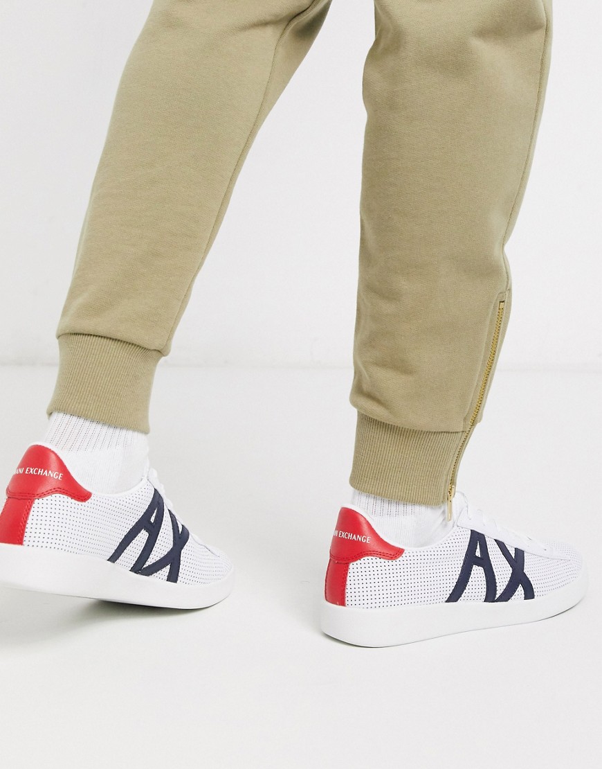 Armani Exchange – Vita perforerade sneakers i läder med logga