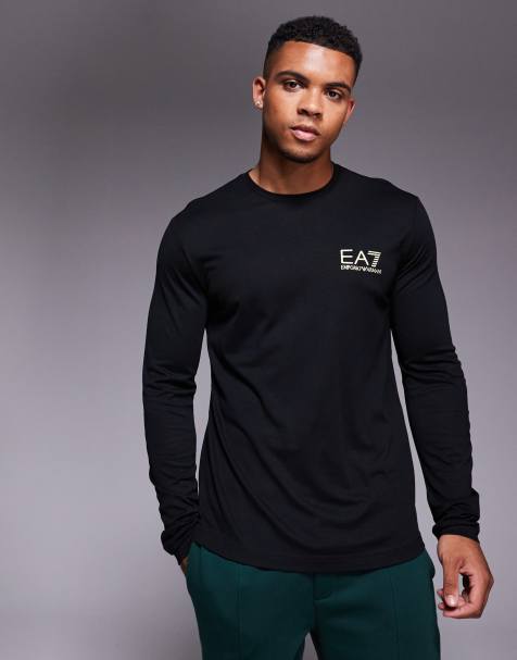 Armani – Langärmliges T-Shirt in Schwarz mit kleinem goldfarbenem „EA7"-Markenlogo - view 1