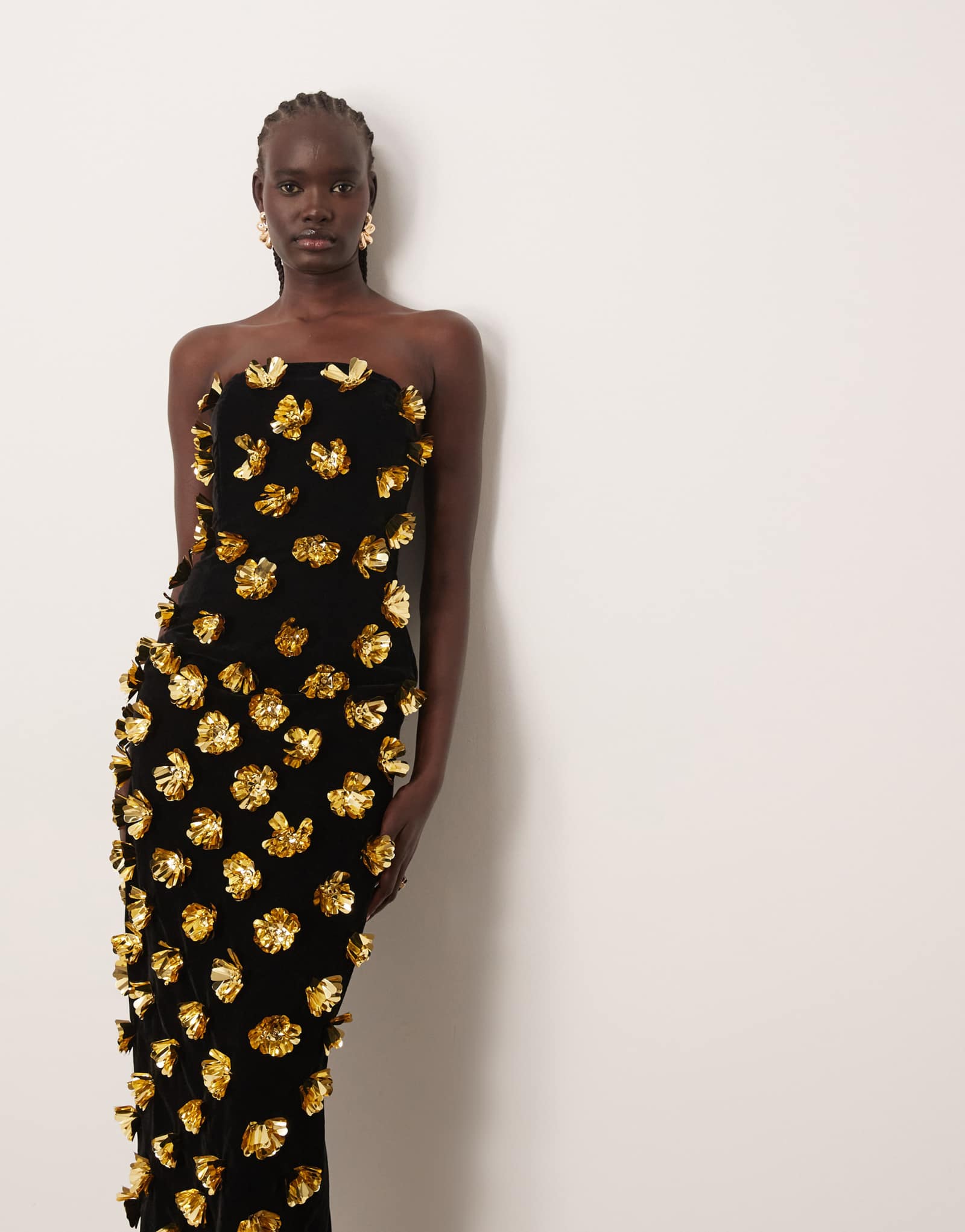 ОФОРМИТЕ макси-платье-бандо с 3D-цветочными колоннами в черном цвете