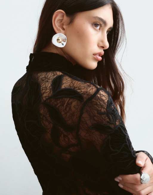 ARRANGE abito lungo in pizzo nero con applicazioni floreali in velluto e collo alto, 2 di 5
