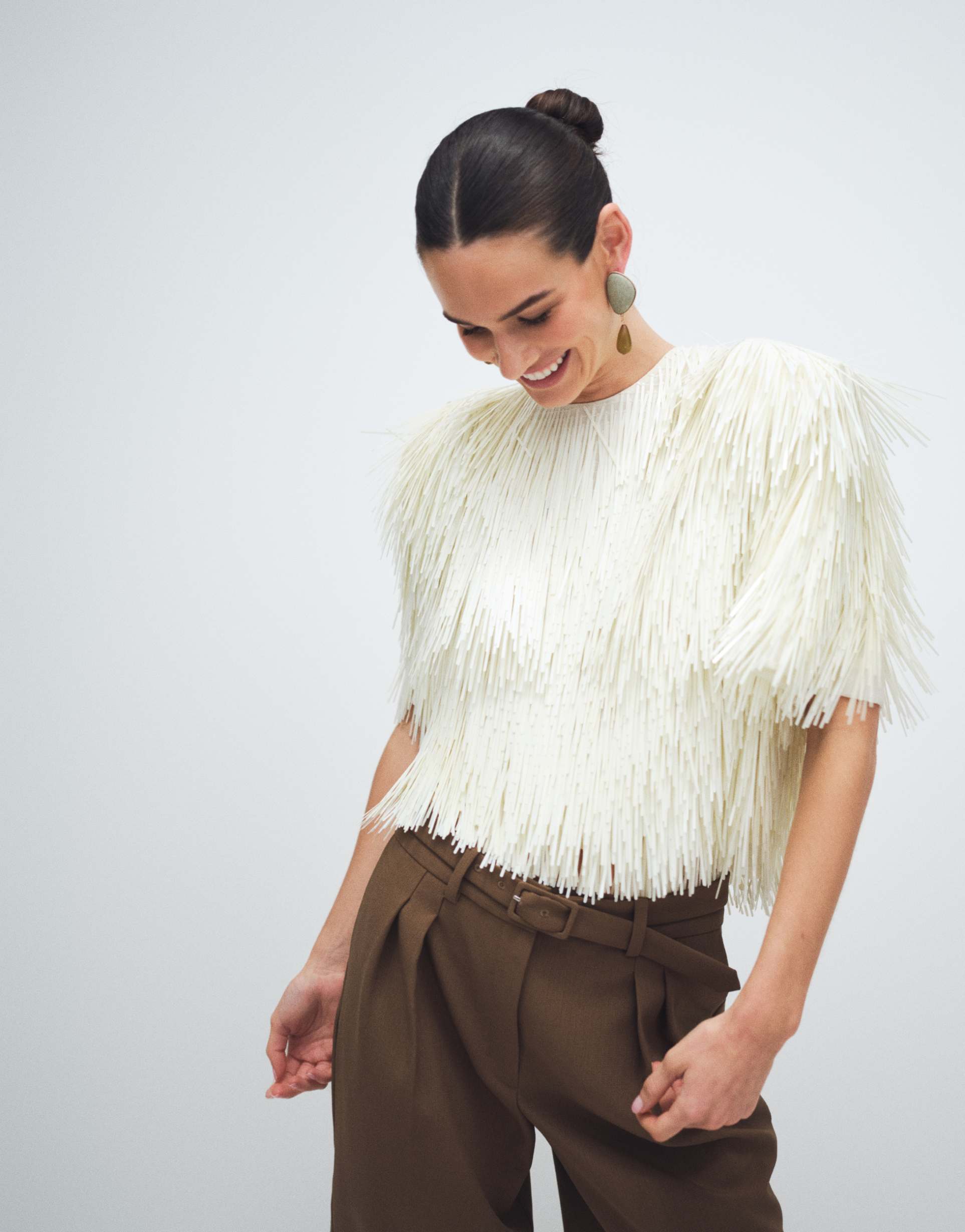 arrange all-over shard sequin strong shoulder t-shirt in white