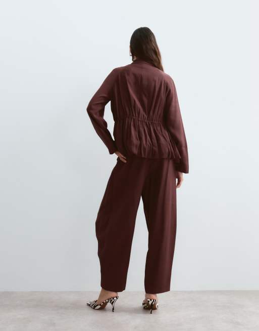 ARRANGE - americana con botones, cintura ajustable y peplum, conjunto en cereza oscura, 4 de 4