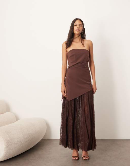 ARRANGE – Asymmetrisch geschnittenes, trägerloses Longline-Maxikleid in Schokobraun mit Spitzenrock, 2 von 4