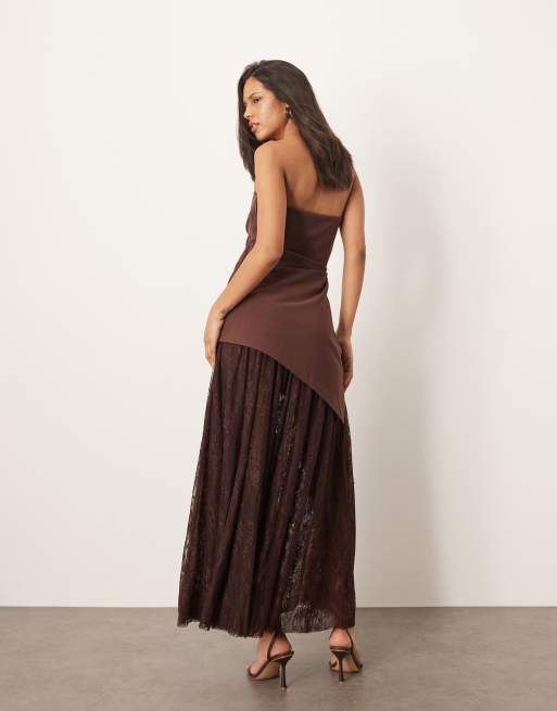 ARRANGE – Asymmetrisch geschnittenes, trägerloses Longline-Maxikleid in Schokobraun mit Spitzenrock, 3 von 4
