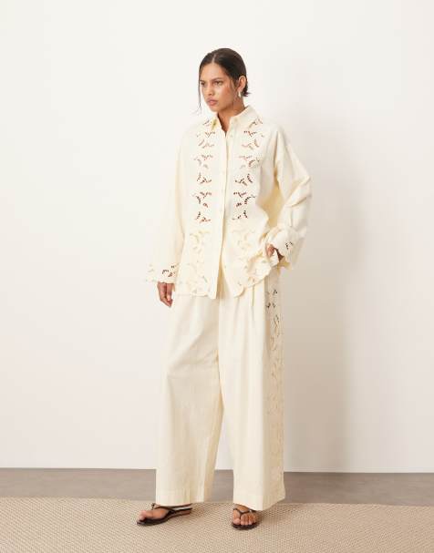 ARRANGE – Besticktes Set in Ecru mit Zierausschnitten bestehend aus Hemdjacke und Hose - view 1