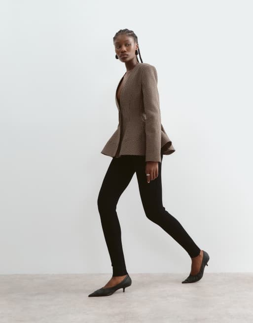 ARRANGE blazer à épaules marquées sans col et cintré à la taille à carreaux pied-de-poule, 2 de 5