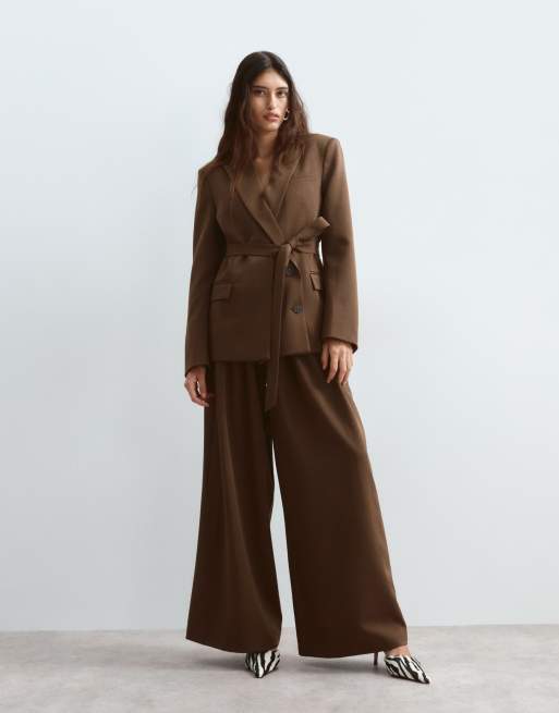 ARRANGE - Ensemble blazer à taille ceinturée et revers amovibles avec pantalon ample à taille plissée - Chocolat, 3 de 3