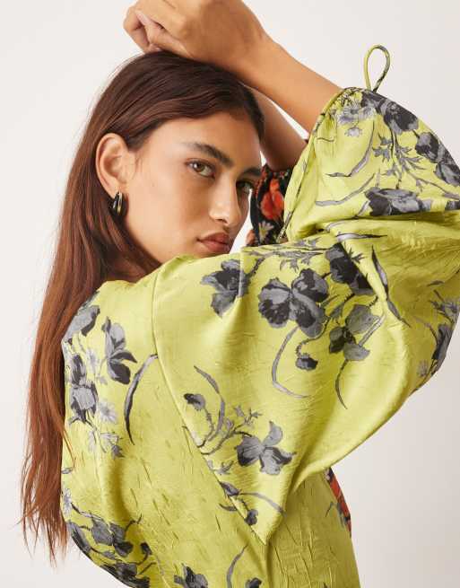 ARRANGE – Blommig, blockfärgad maxiklänning i krinklad satin med långa ärmar, 2 av 4
