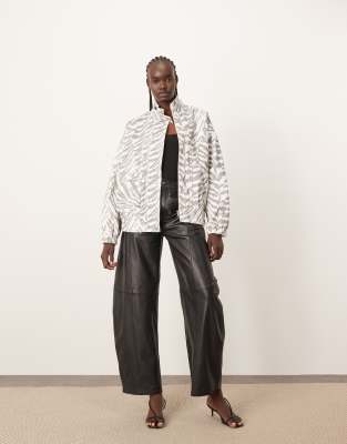 ARRANGE - Bomber-Jeansjacke mit Tigerprint und Ziernähten-Bunt