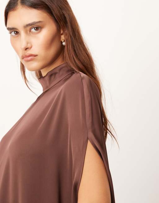 ARRANGE – Brun miniklänning med hög krage, holkärmar och asymmetrisk fåll, 3 av 4