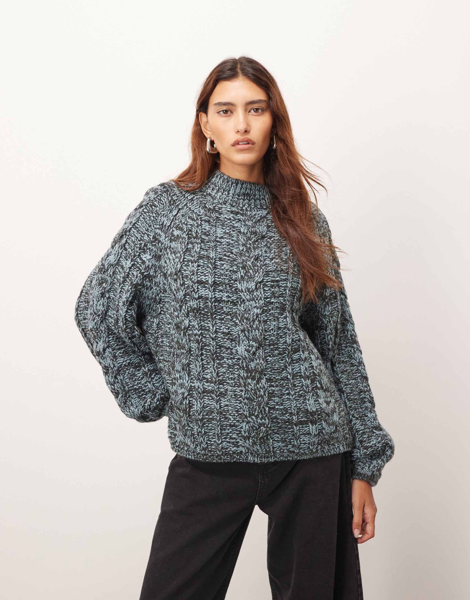 arrange cable knit high neck sweater with volume sleeve in twisted yarn in blue and chocolate