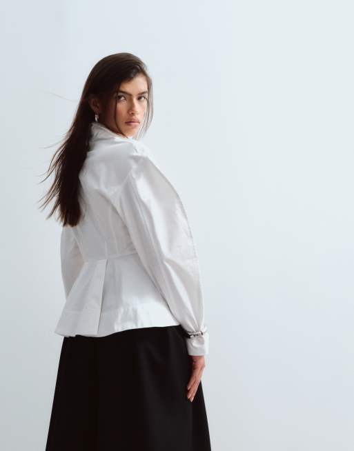 ARRANGE - camisa estructurada con cuello, sobrefalda y botones en contraste en blanco, 3 de 4
