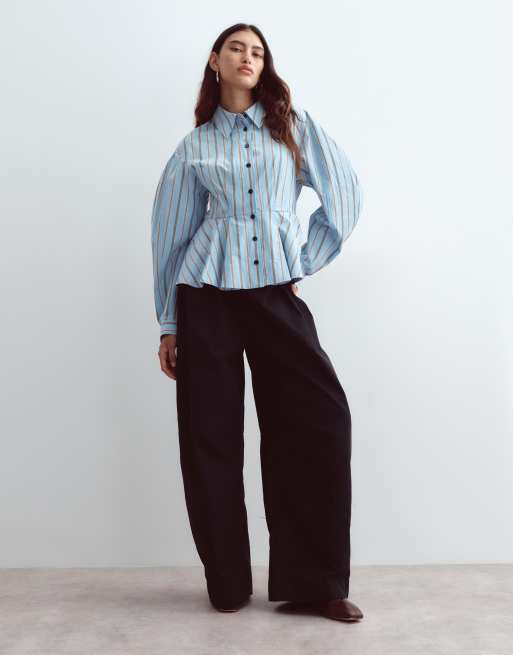 ARRANGE - camisa estructurada con cuello y sobrefalda con botones en contraste a rayas azules, 2 de 4
