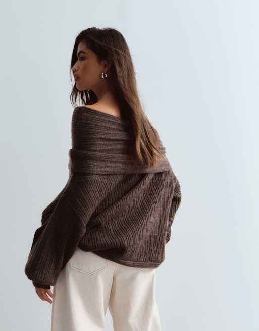ARRANGE chunky ribstrikket offshoulder-striktrøje med lange ærmer i brun, 4 af 4