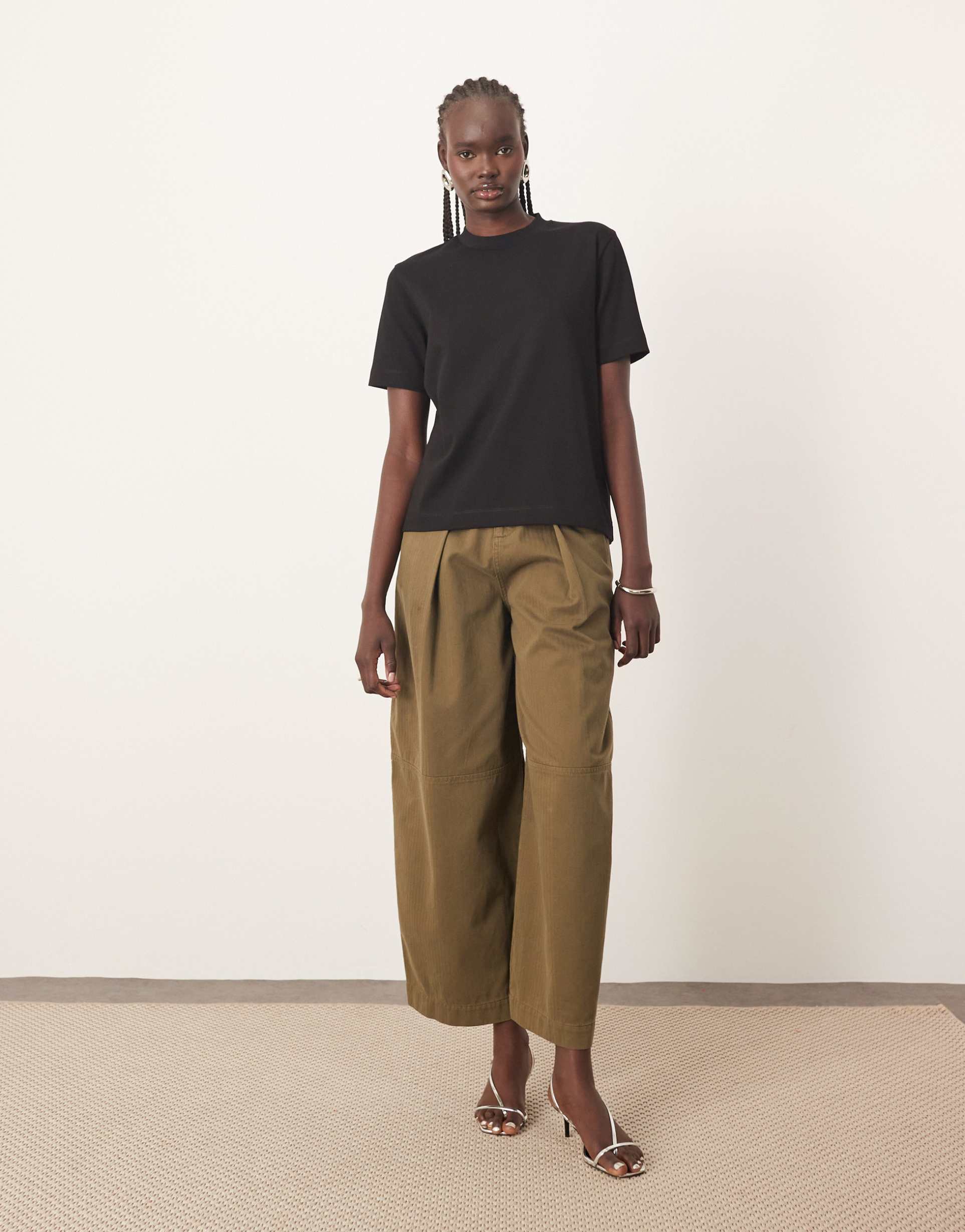 arrange clean cut regular t-shirt in black
