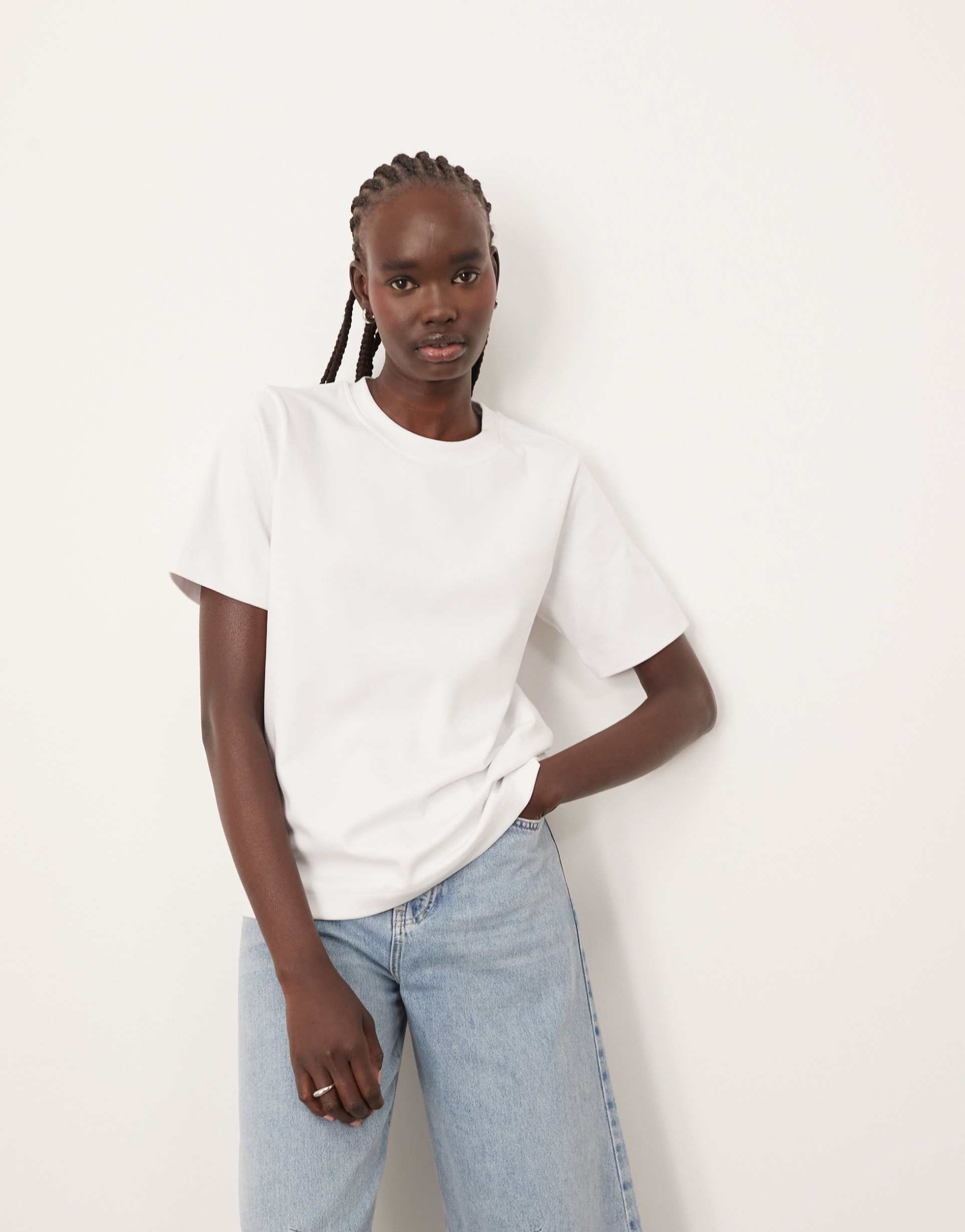 arrange clean cut regular t-shirt in white