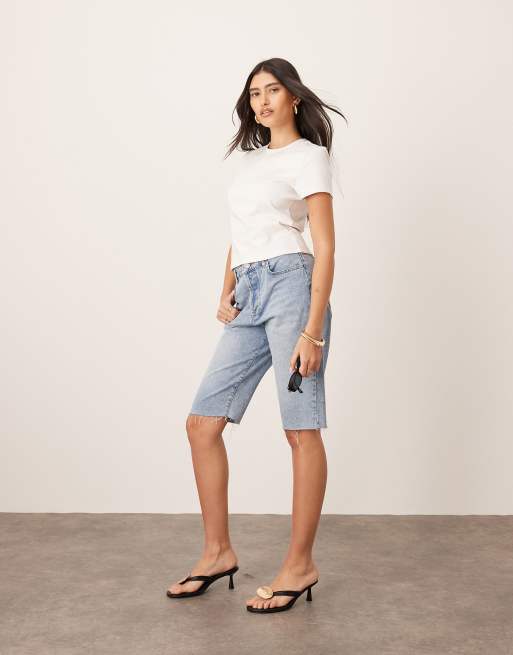 ARRANGE - Cleo - Pantaloncini taglio lungo in denim blu lavaggio medio con bordi grezzi