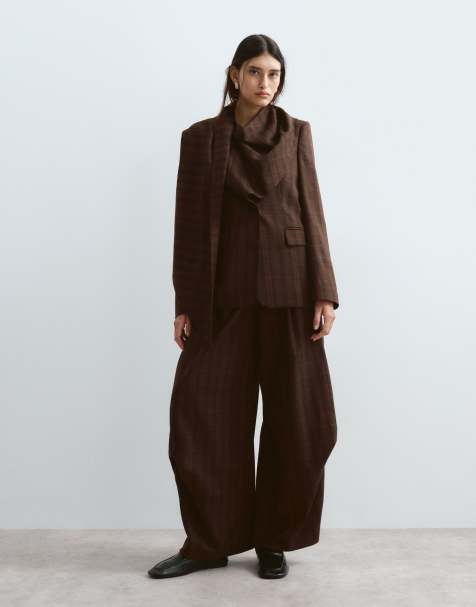 ARRANGE - Co-ord set van geruite blazer met gedrapeerde sjaalkraag en getailleerde broek met ballonpijpen in chocoladebruin - view 1