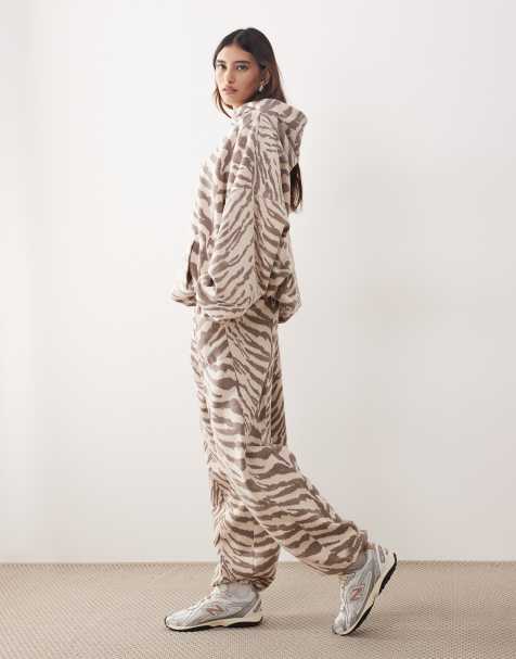 ARRANGE - Co-ord set van oversized hoodie en joggingbroek met boorden van premium zware stof en naturel zebraprint - view 1