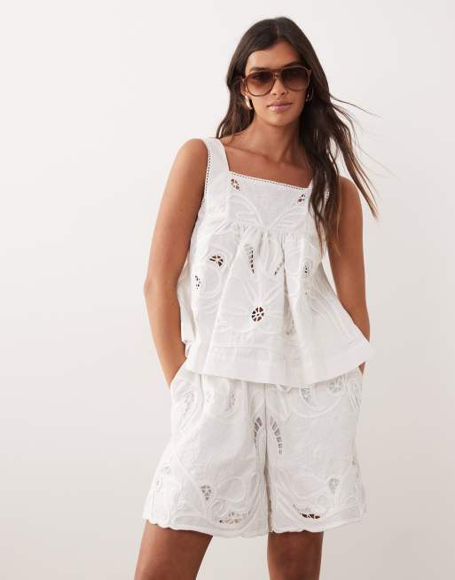 ARRANGE - Conjunto blanco de pantalones cortos y top de corte trapecio con bordado floral