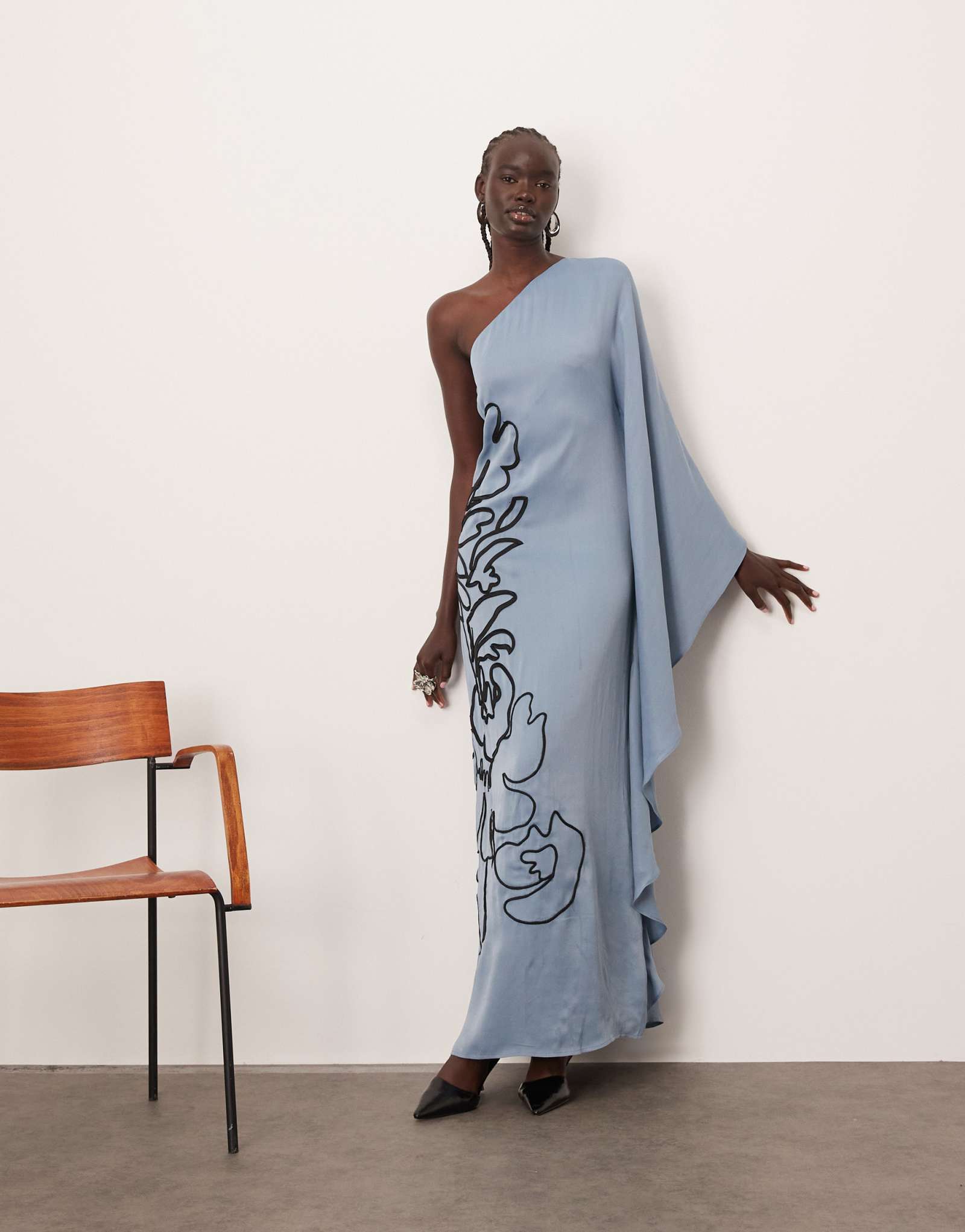 Платье макси на одно плечо с контрастной вышивкой в цветочек синего цвета