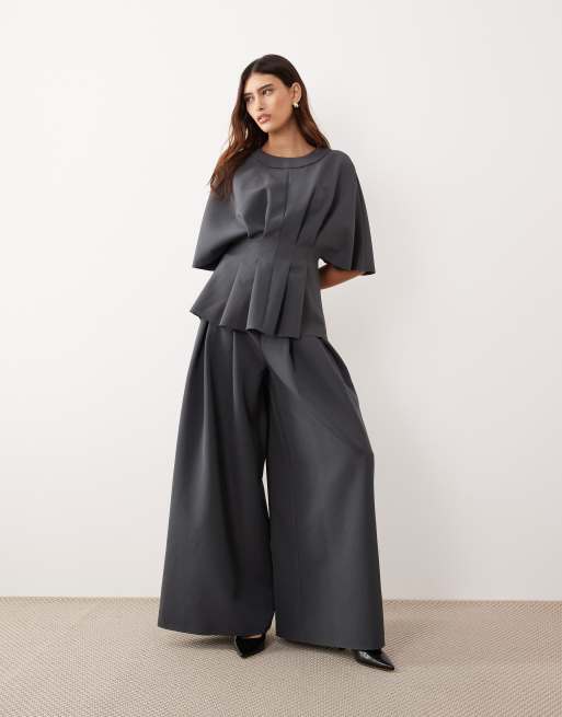 ARRANGE - Coordinato antracite con top a maniche corte con pieghe in vita e pantaloni a fondo ampio