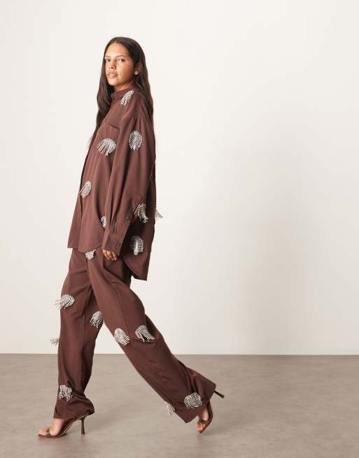 ARRANGE - Coordinato color cioccolato con pantaloni con fondo ampio e camicia oversize con frange in strass e pois