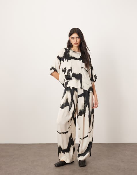 ARRANGE - Coordinato con pantaloni e t-shirt oversize in raso con stampa astratta monocromatica - view 1
