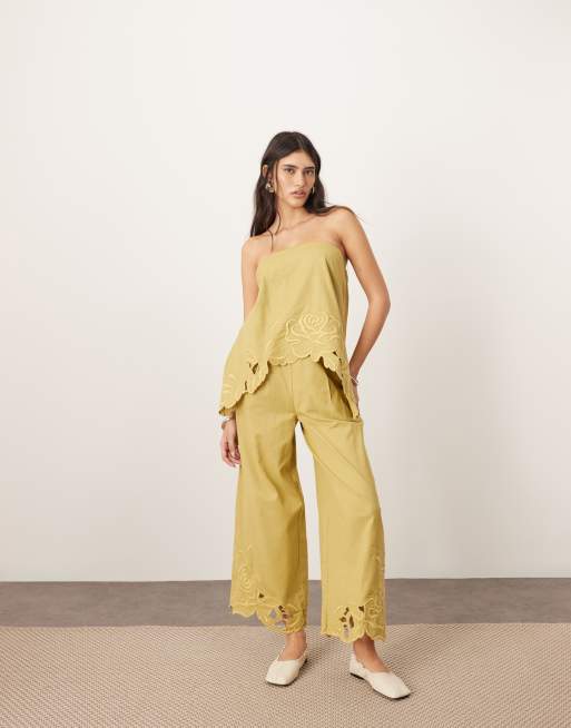 ARRANGE - Coordinato con pantaloni e top a fascia taglio lungo in pizzo sangallo di cotone verde oliva con fiori ricamati con cut-out