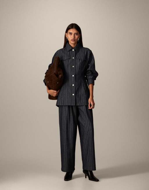 ARRANGE - Coordinato in denim jacquard color indaco con giacca stretta in vita e pantaloni a fondo ampio