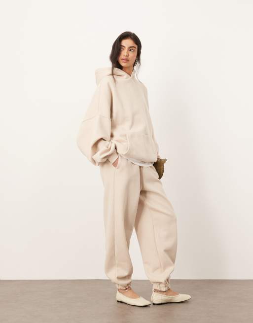 ARRANGE - Coordinato in tessuto premium pesante color avena composto da felpa con cappuccio e joggers oversize con fondo elasticizzato