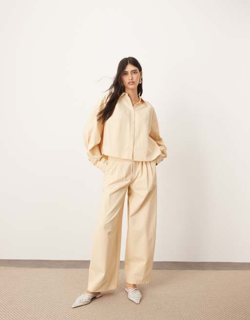 ARRANGE - Coordinato strutturato color latticello con pantaloni bombati a pieghe e camicia squadrata